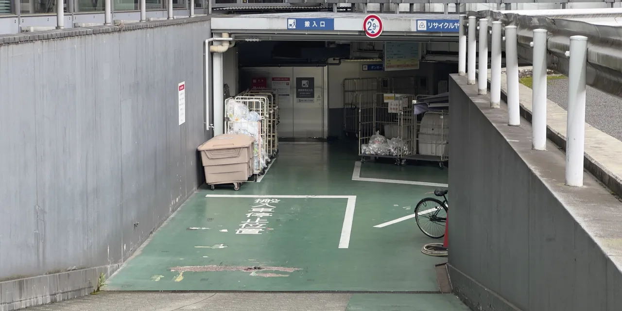 搬入車停止位置の白線がある搬入口
