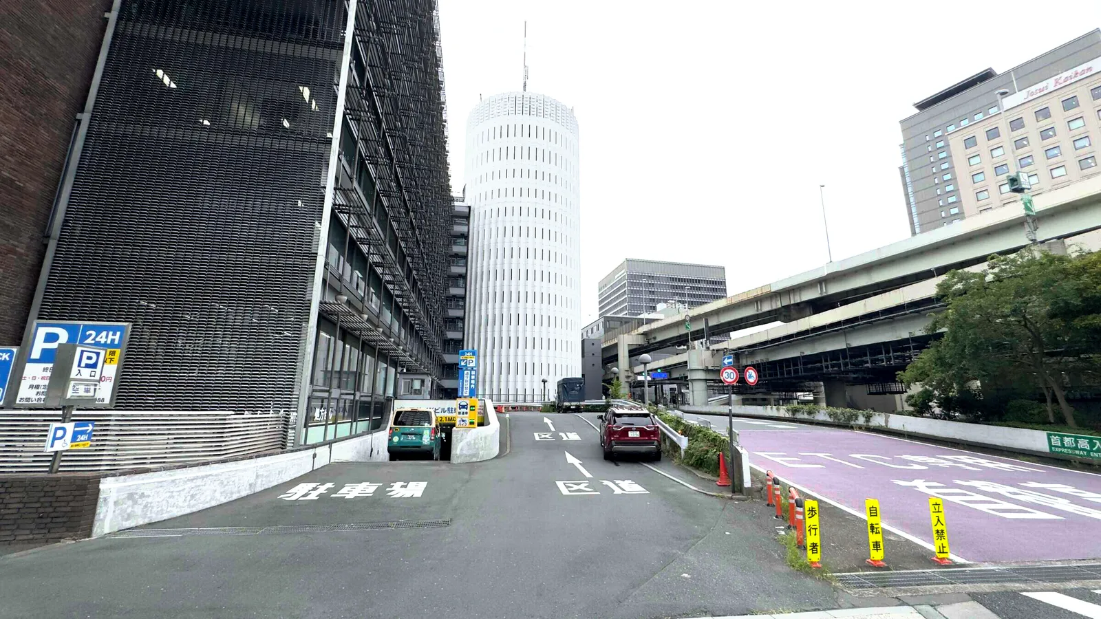 白山通りから見た3本の車路。左は地下駐車場、中央は搬入車両が通る区道、右は首都高入口