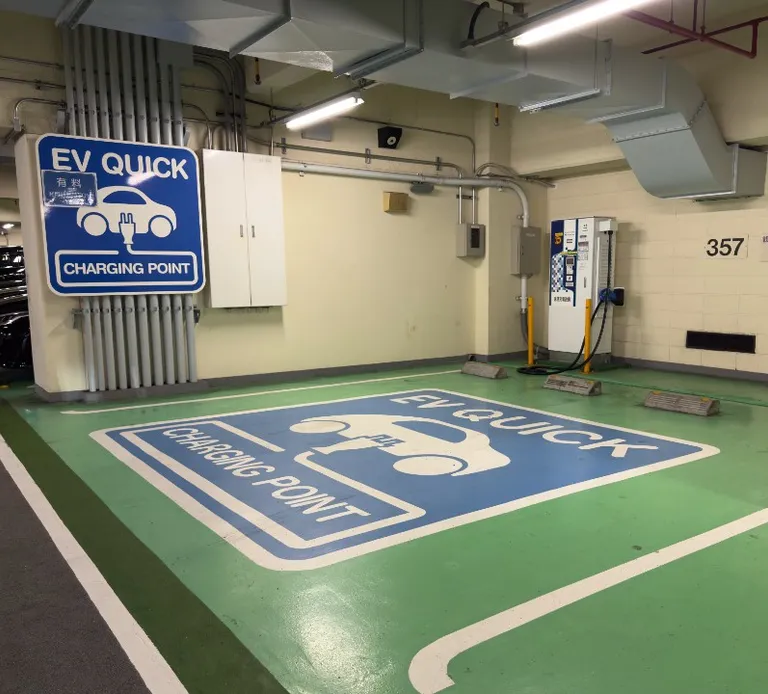 地下3階の電気自動車用急速充電スペース
