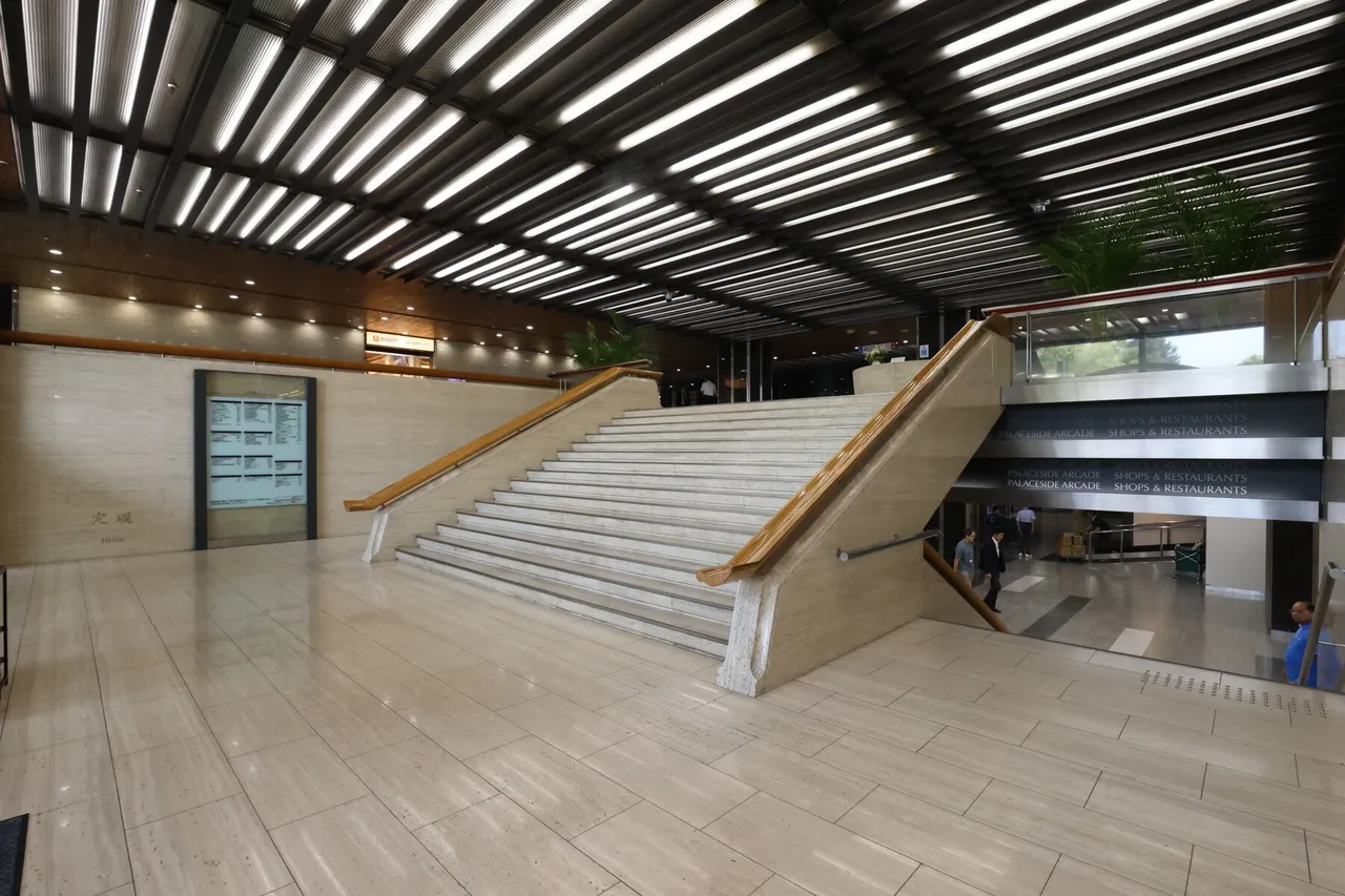 東玄関の大理石の大階段と、PALACESIDE ARCADEの天井