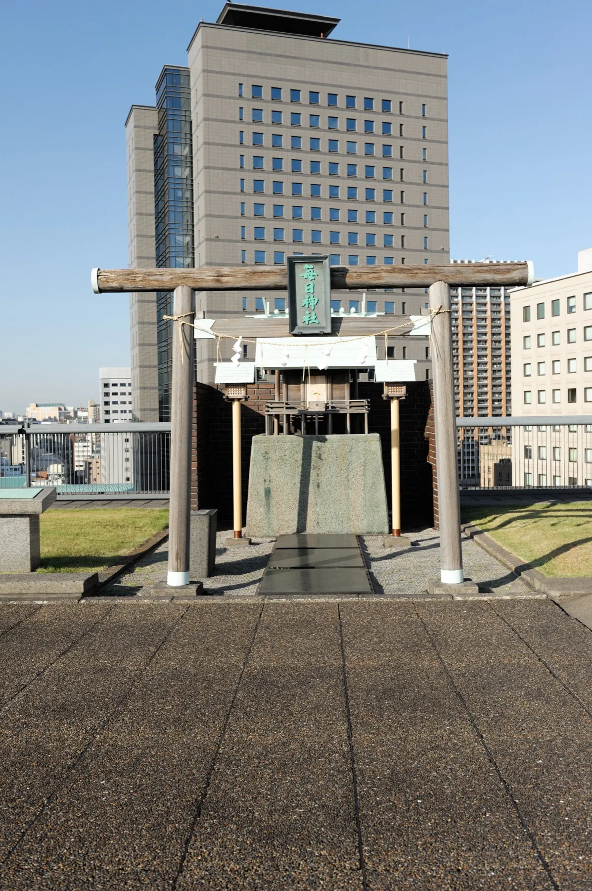 屋上庭園に建つ毎日神社の鳥居と本殿