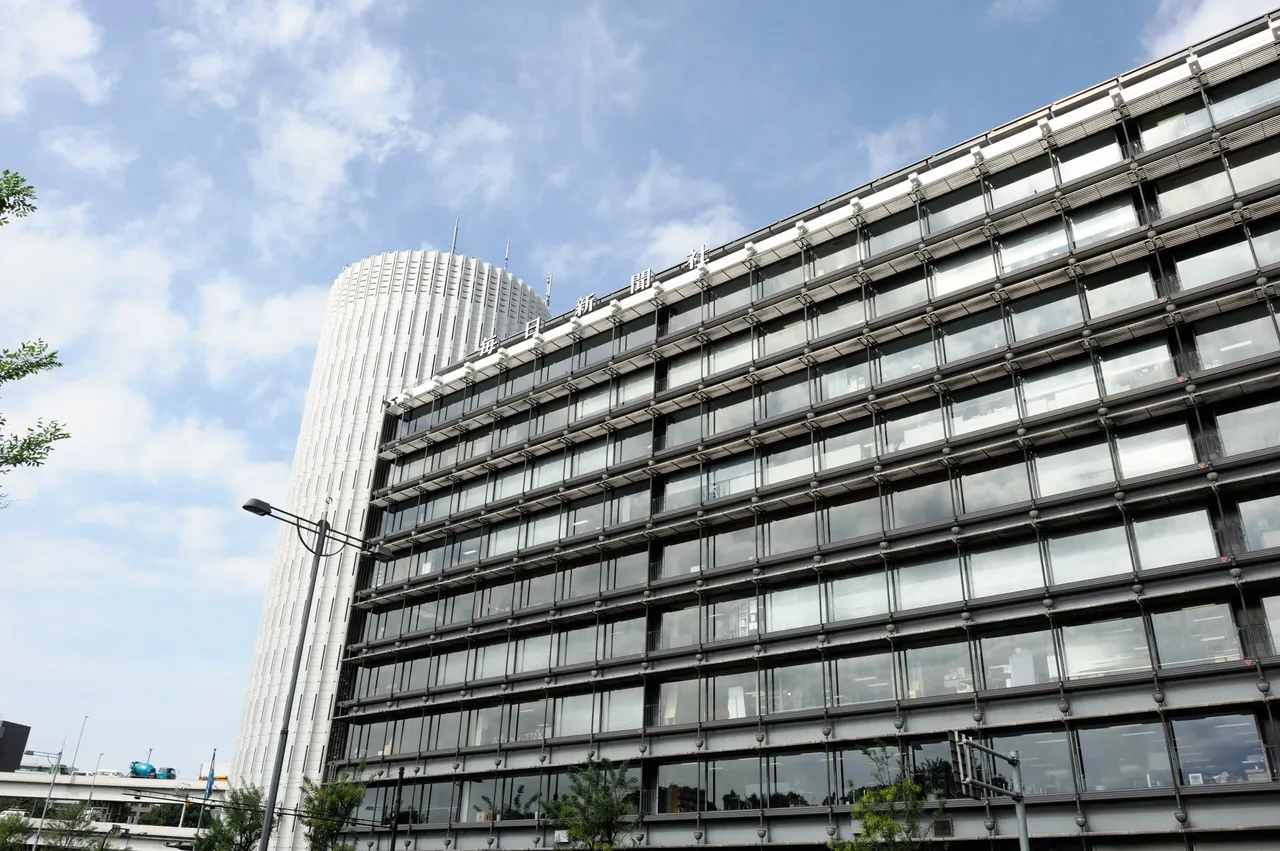 パレスサイドビル 円筒コアと外壁ルーバー