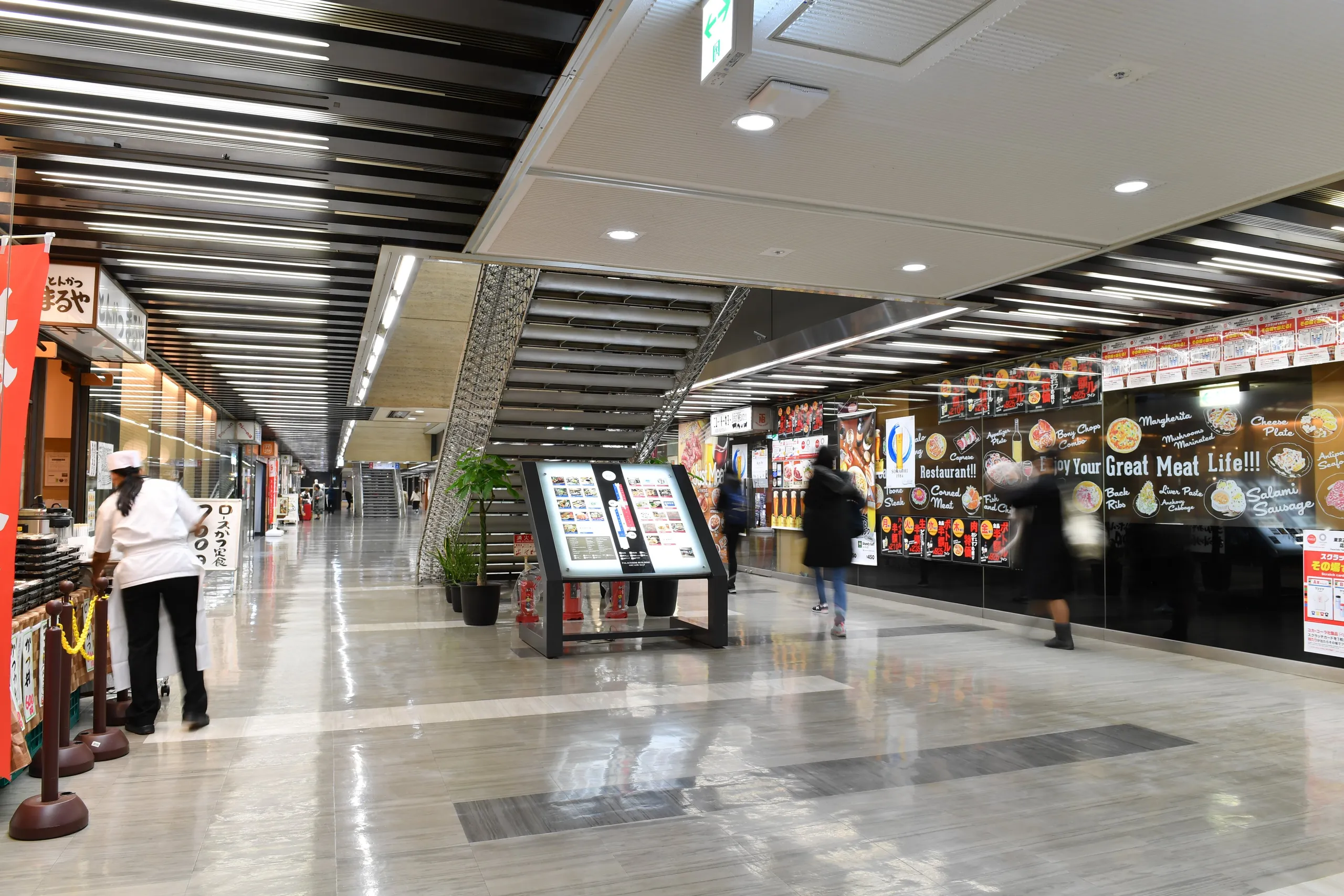 パレスサイドビル地下1階のアーケードに店舗が並ぶ様子